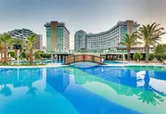 Widok na basen i budynki Sherwood Exclusive Lara