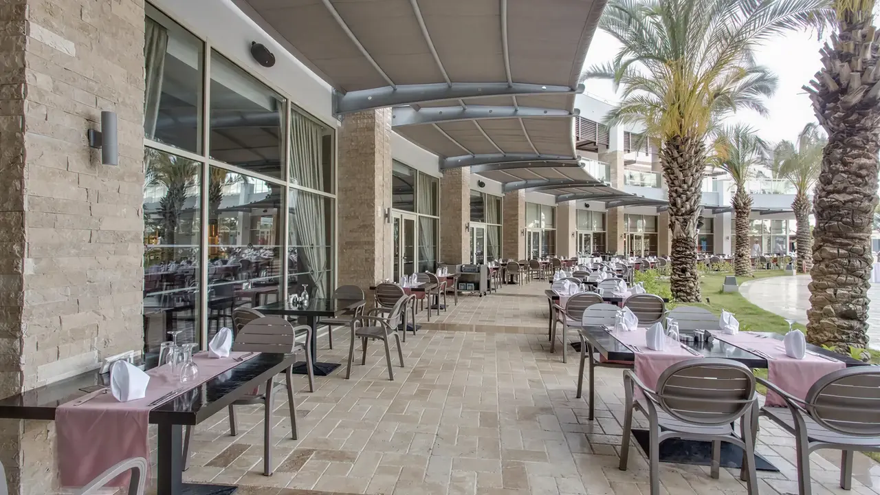 Taras restauracyjny w Sherwood Exclusive Lara z ustawionymi stolikami