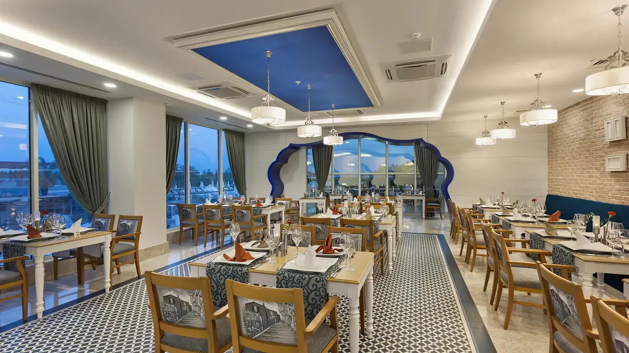 Elegancka restauracja w Sherwood Exclusive Lara z nakrytymi stołami