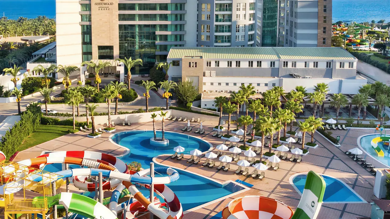 Widok na kompleks hotelowy Sherwood Exclusive Lara z basenami