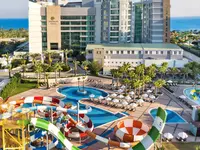 Widok na kompleks hotelowy Sherwood Exclusive Lara z basenami
