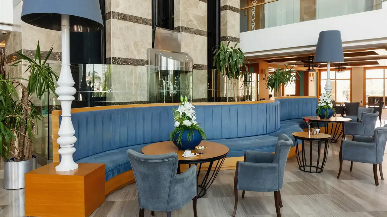 Wnętrze eleganckiego lobby w Sherwood Exclusive Lara