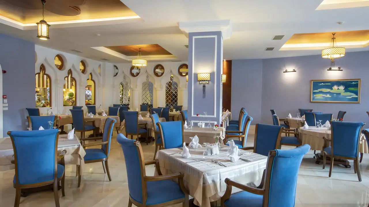 Restauracja w hotelu Sherwood Exclusive Lara z nakrytymi stołami