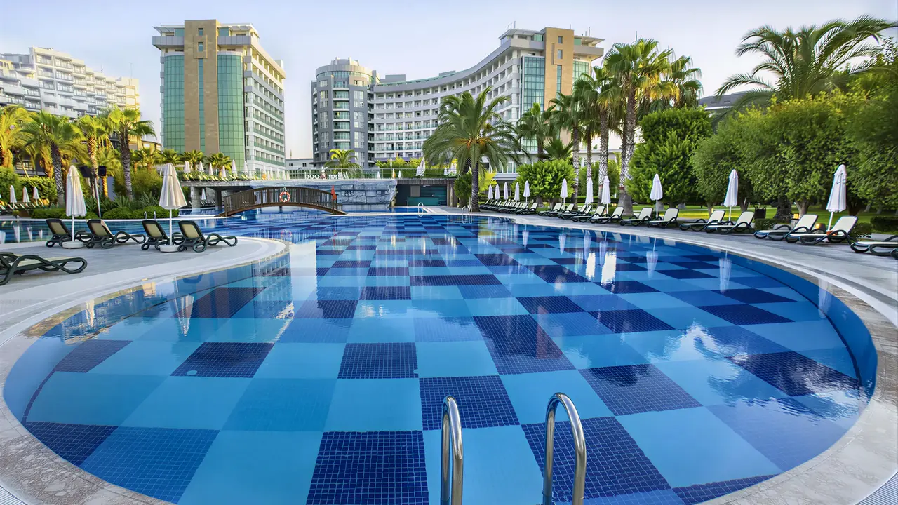 Basen w hotelu Sherwood Exclusive Lara z leżakami