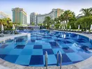 Basen w hotelu Sherwood Exclusive Lara z leżakami