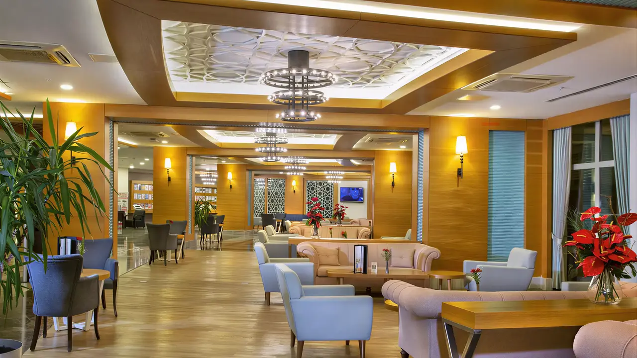 Wnętrze lobby z wygodnymi fotelami w Sherwood Exclusive Lara