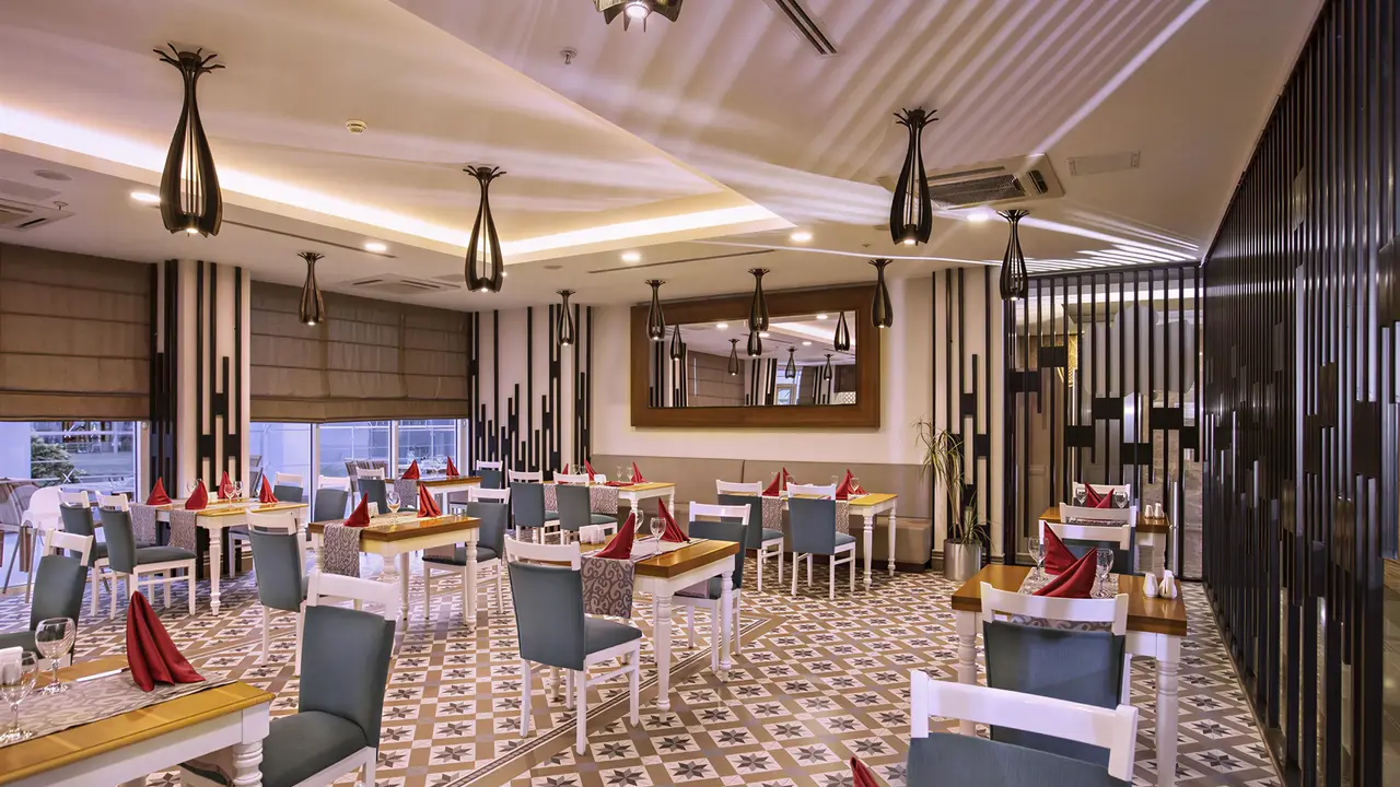 Restauracja w Sherwood Exclusive Lara z nakrytymi stołami