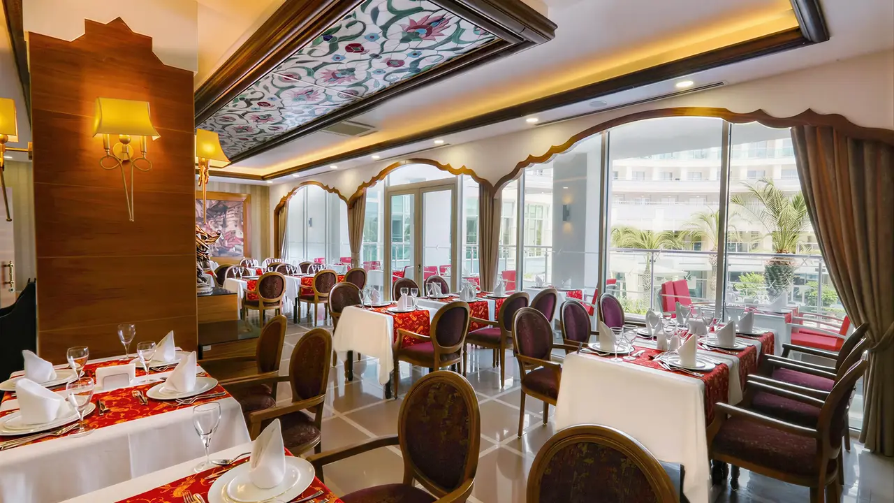 Elegancka restauracja w Sherwood Exclusive Lara z nakrytymi stołami