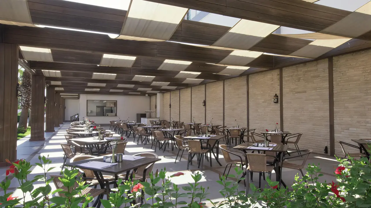 Restauracja w Sherwood Exclusive Lara z stolikami pod zadaszeniem