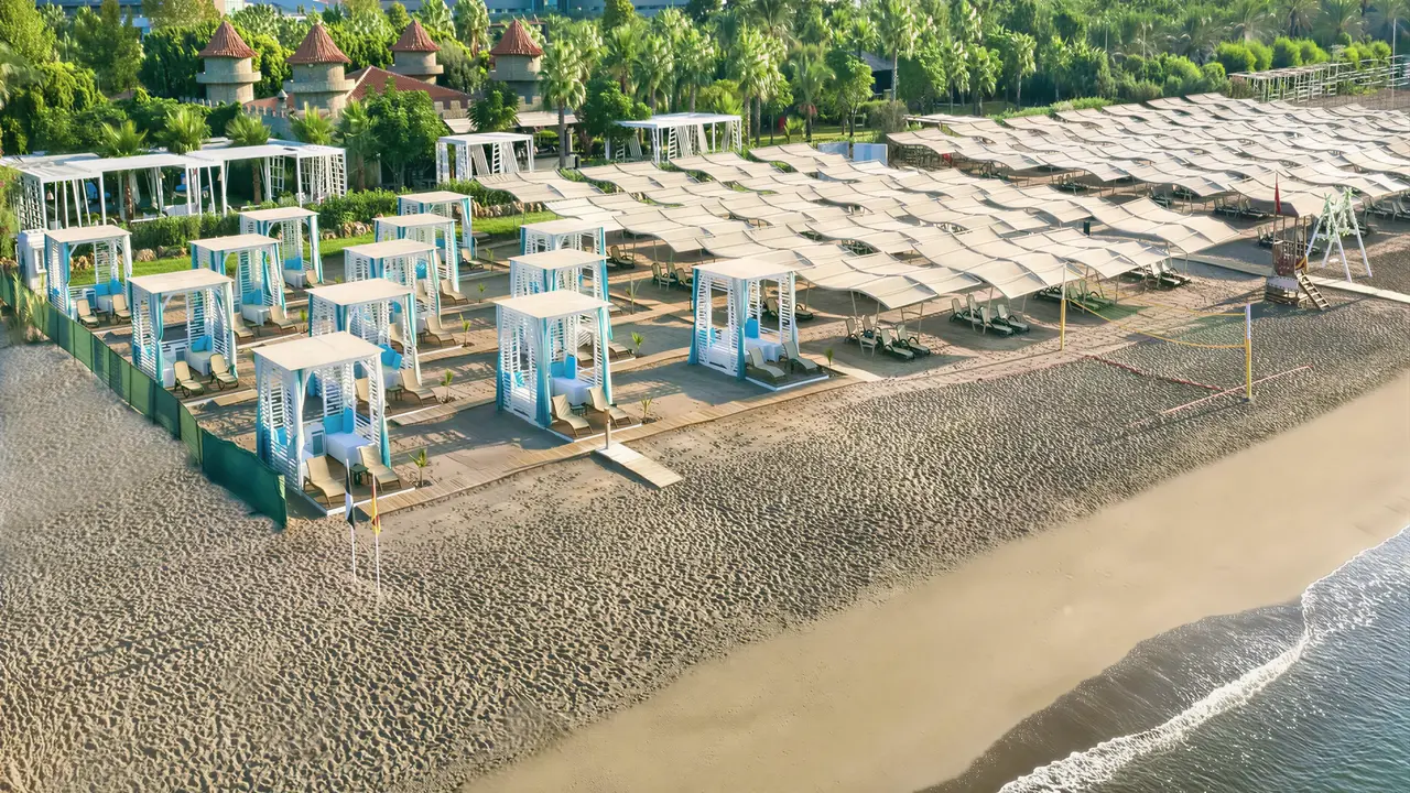Leżaki i pawilony na plaży w Sherwood Exclusive Lara