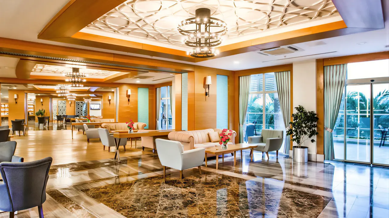 Elegancki hol w Sherwood Exclusive Lara z wygodnymi fotelami