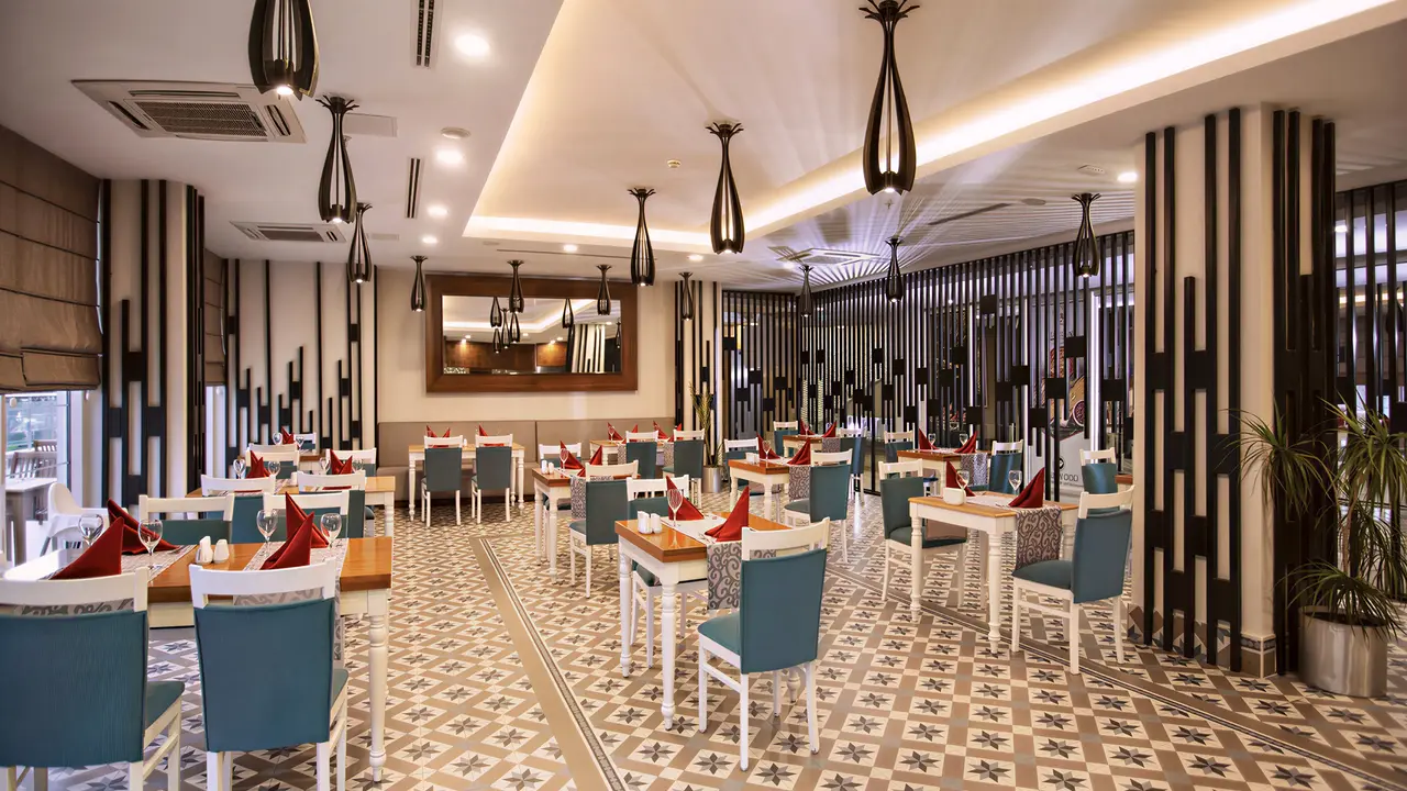 Restauracja w Sherwood Exclusive Lara z nakrytymi stołami