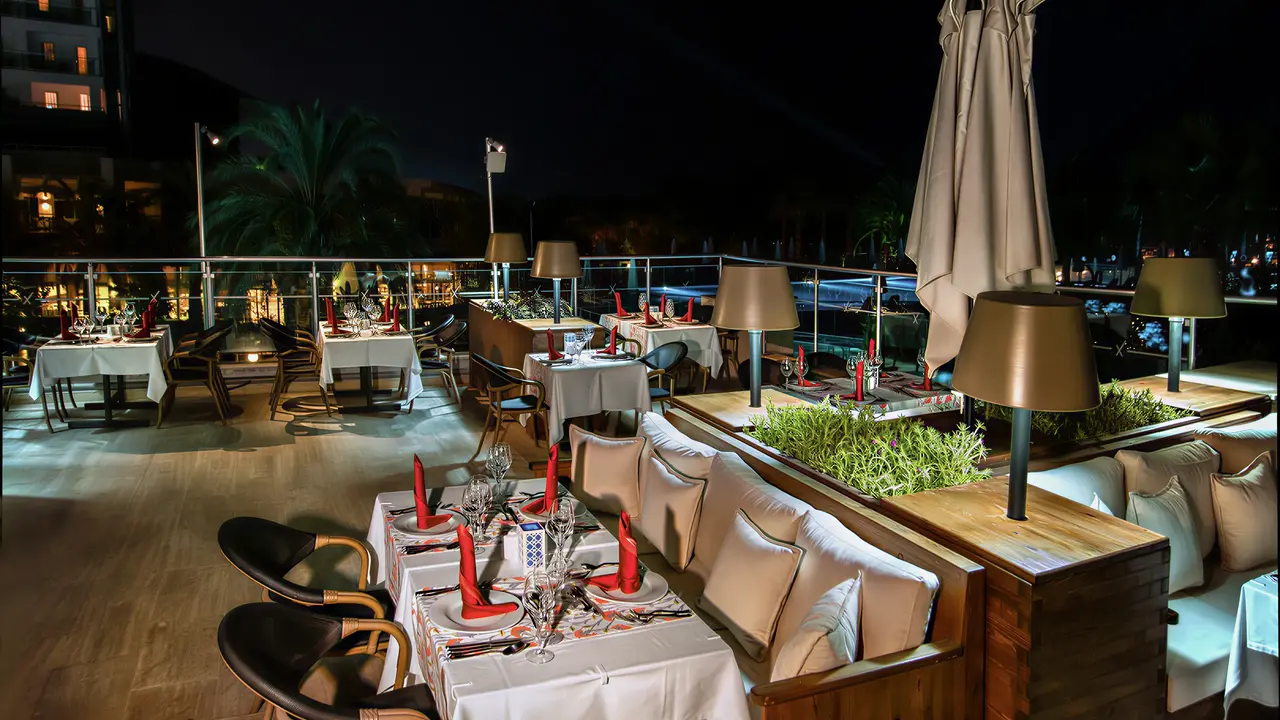 Elegancka restauracja na tarasie w Sherwood Exclusive Lara