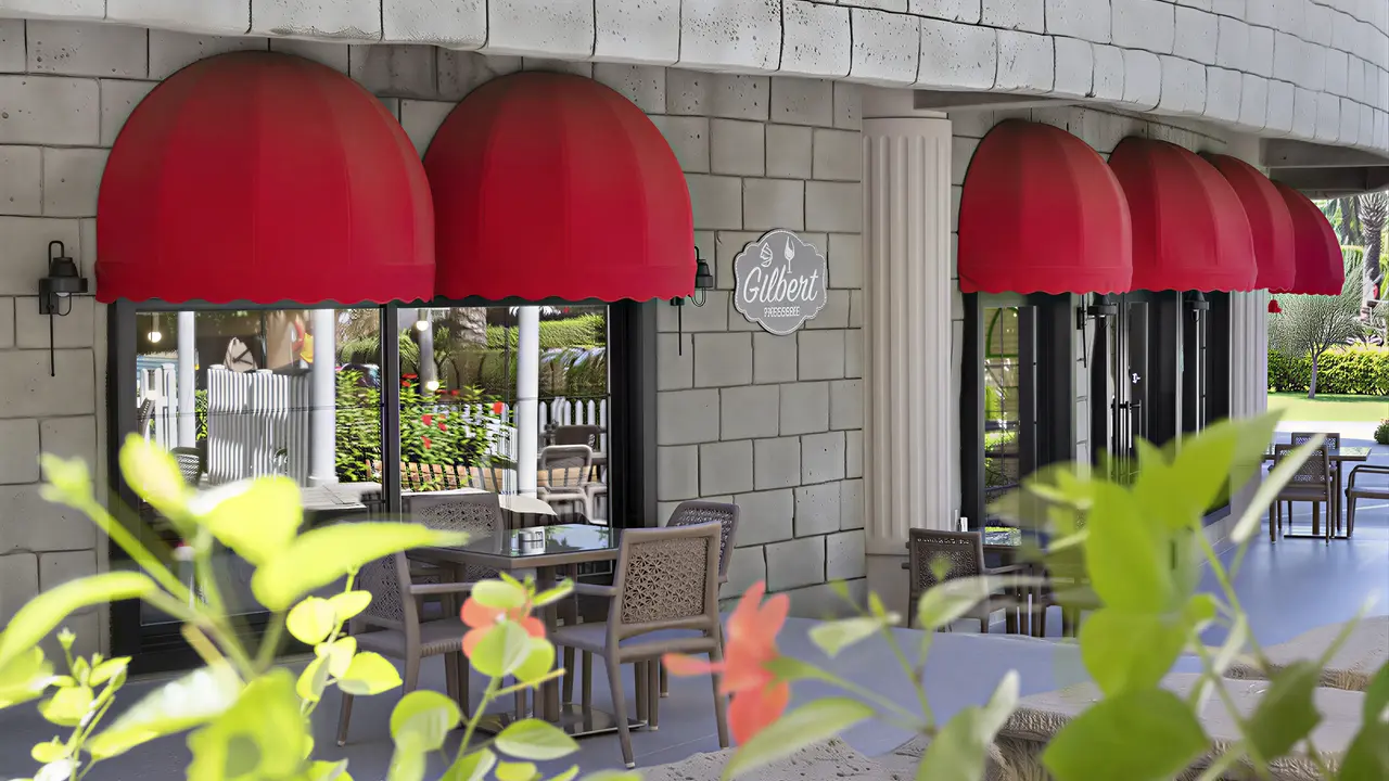 Restauracja Sherwood Exclusive Lara z czerwonymi markizami i stolikami