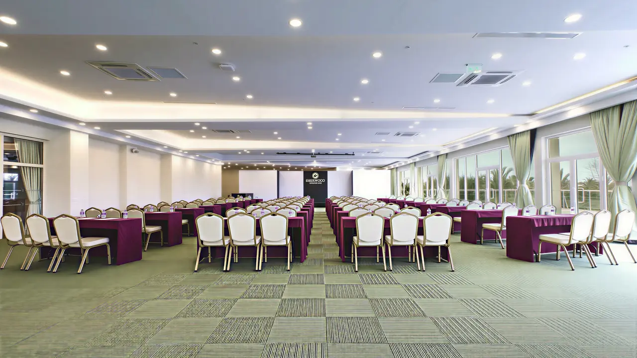 Sala konferencyjna w Sherwood Exclusive Lara z rzędami krzeseł