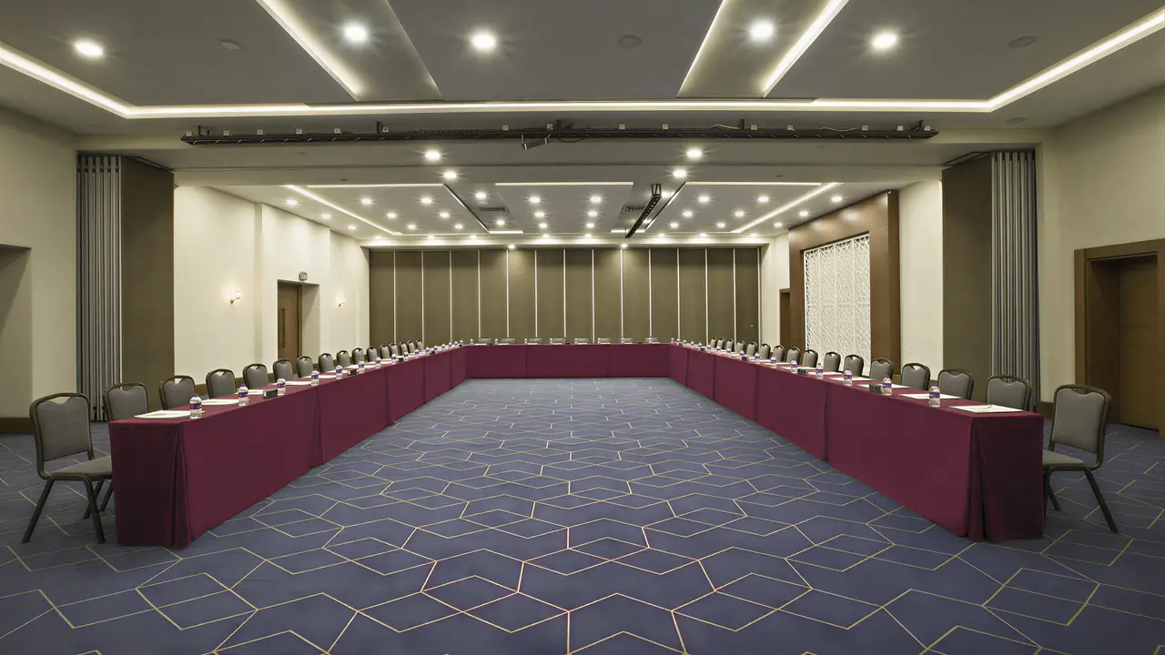 Sala konferencyjna w Sherwood Exclusive Lara z dużym stołem