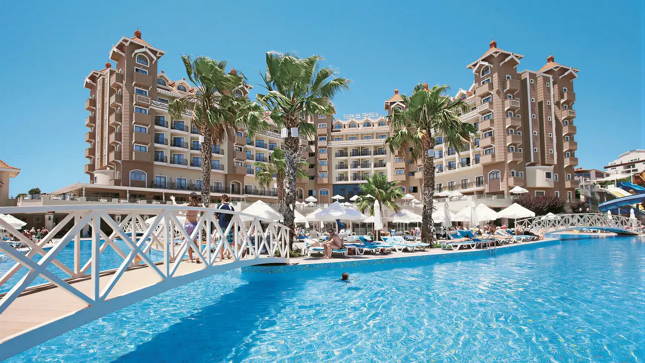 Widok na kompleks hotelowy Side Mare Resort & Spa z basenem