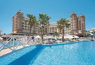 Widok na kompleks hotelowy Side Mare Resort & Spa z basenem
