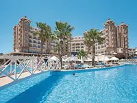 Widok na kompleks hotelowy Side Mare Resort & Spa z basenem
