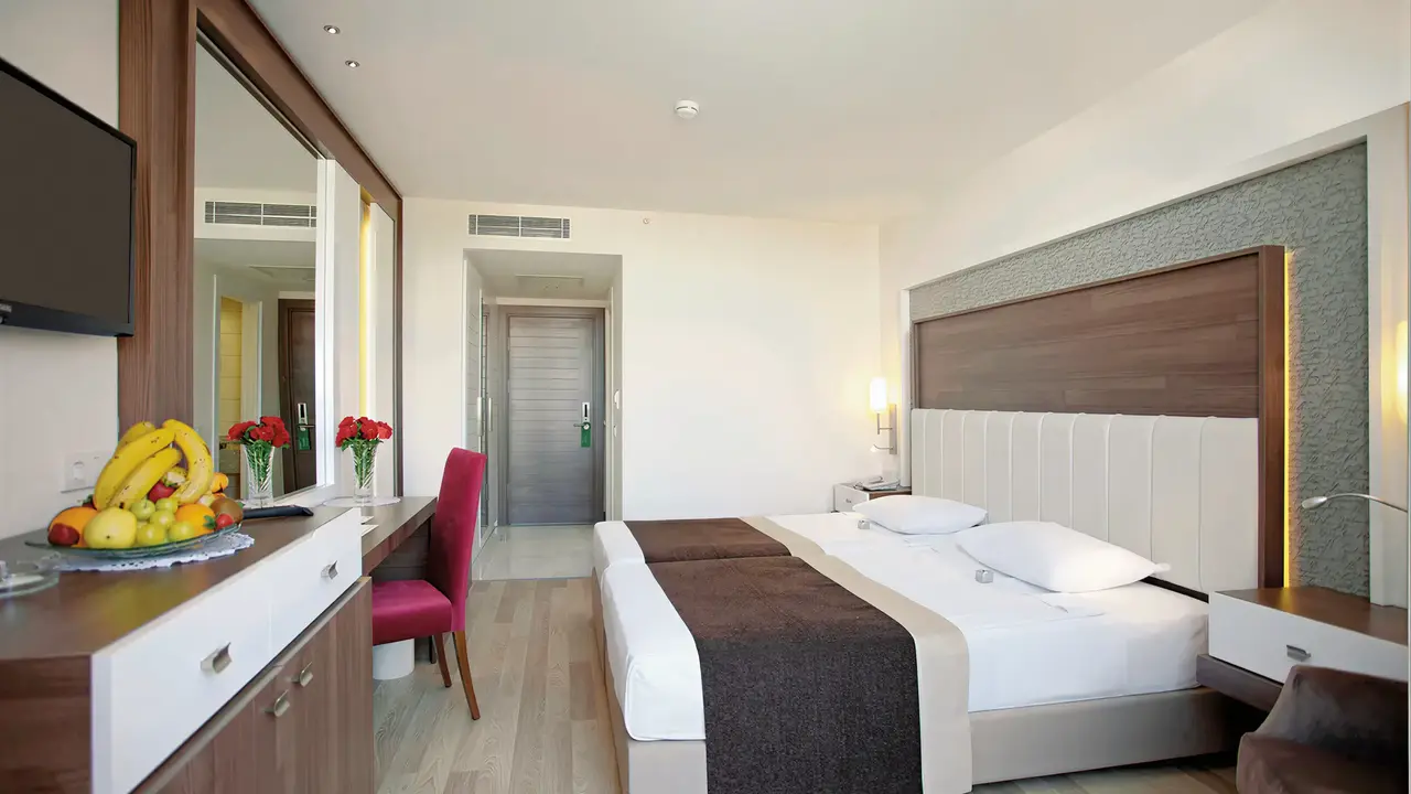 Nowoczesny pokój z łóżkiem w Side Mare Resort & Spa
