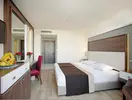 Nowoczesny pokój z łóżkiem w Side Mare Resort & Spa