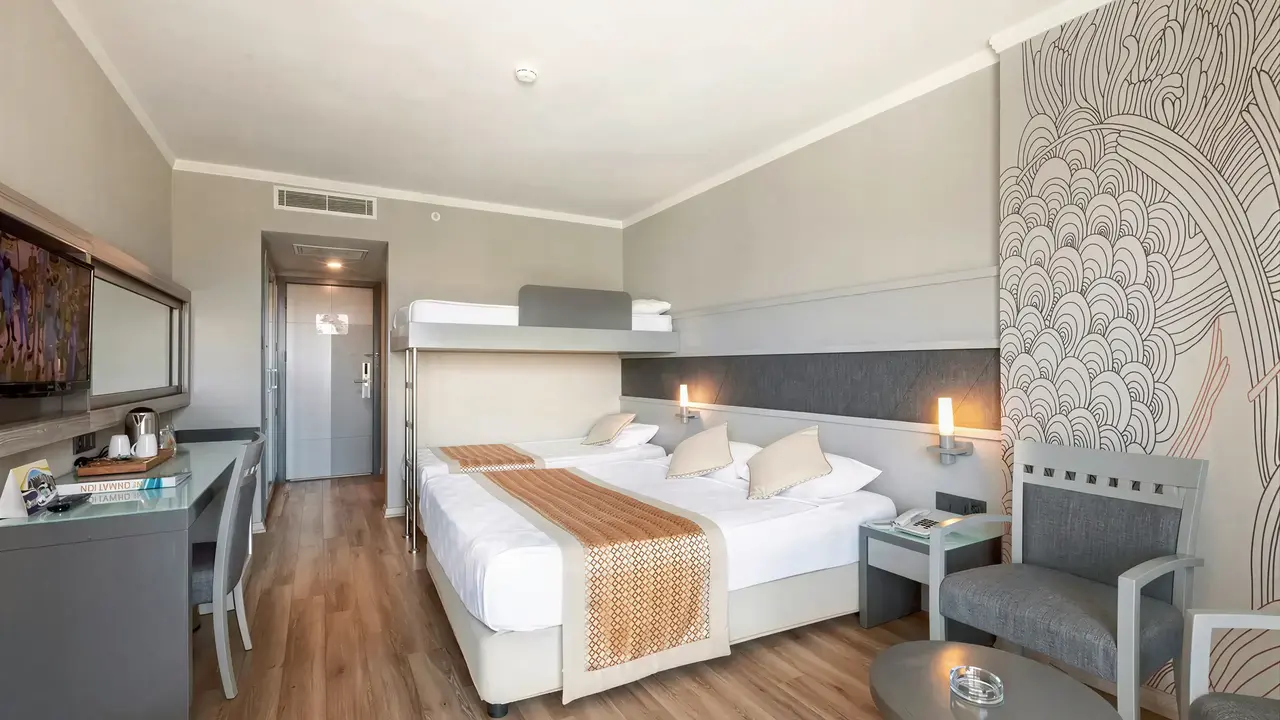 Nowoczesny pokój z łóżkami w Side Mare Resort & Spa
