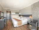 Nowoczesny pokój z łóżkami w Side Mare Resort & Spa