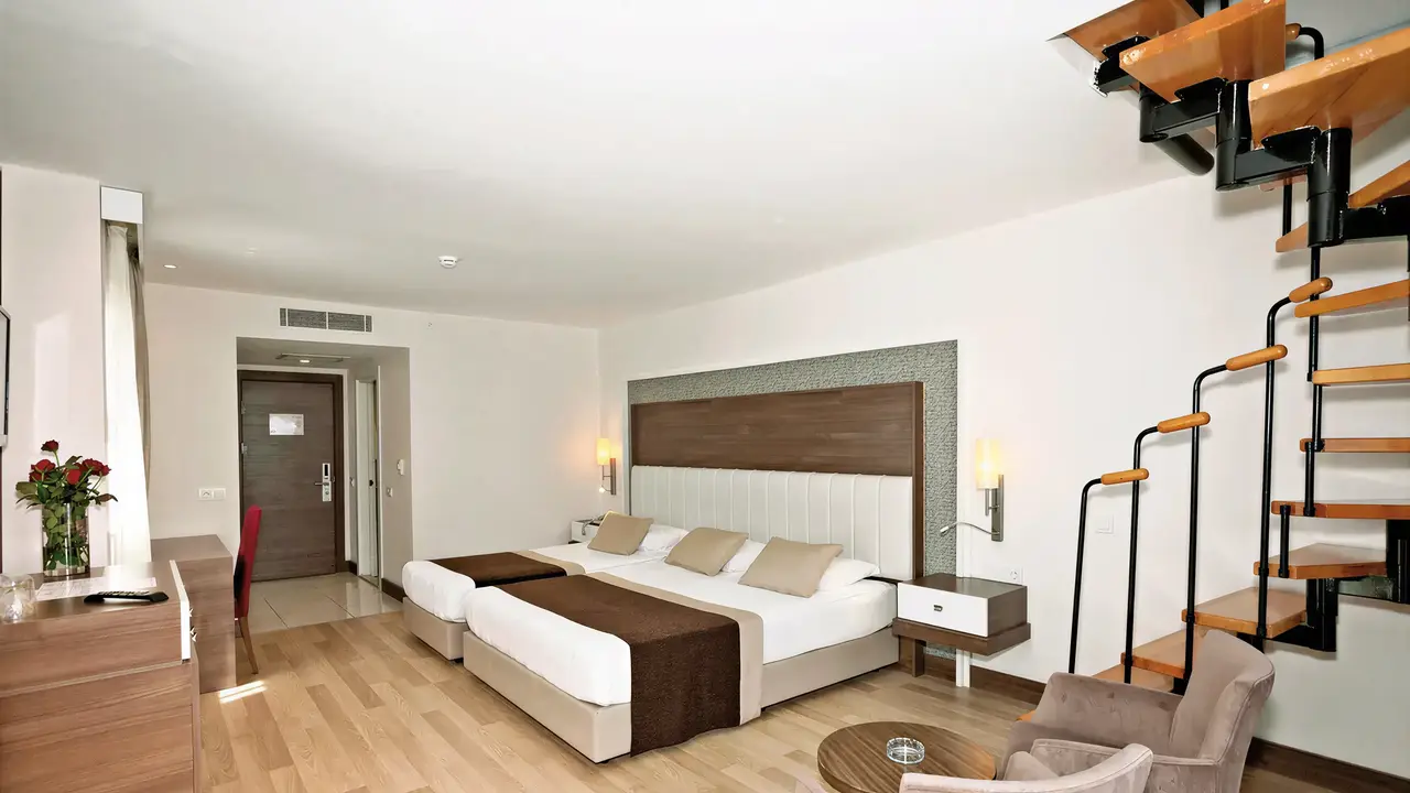 Nowoczesny pokój z łóżkami w Side Mare Resort & Spa