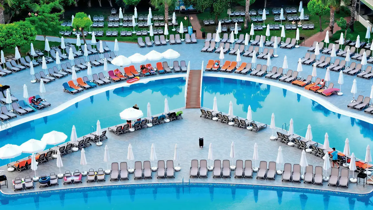Basen z leżakami i parasolami w Side Mare Resort & Spa