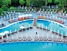 Basen z leżakami i parasolami w Side Mare Resort & Spa