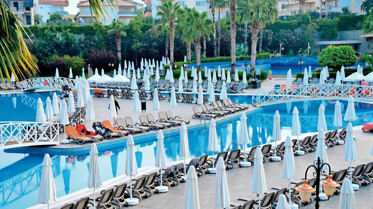 Basen z leżakami i parasolami w Side Mare Resort & Spa