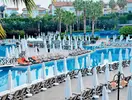 Basen z leżakami i parasolami w Side Mare Resort & Spa