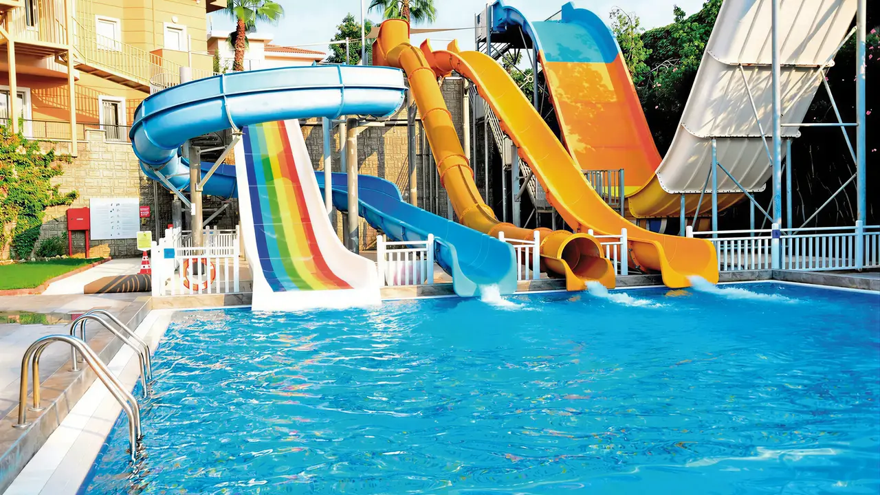Zjeżdżalnie wodne w basenie Side Mare Resort & Spa