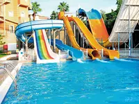 Zjeżdżalnie wodne w basenie Side Mare Resort & Spa