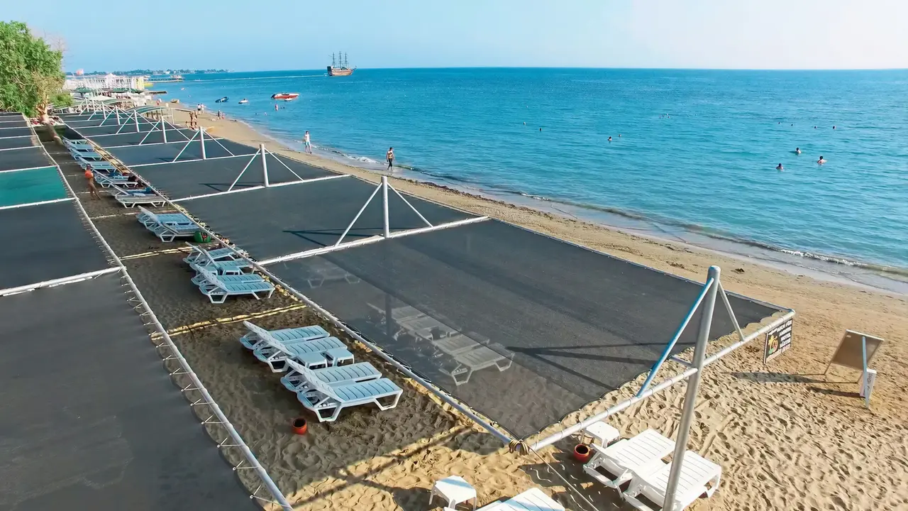 Plaża z leżakami i parasolami w Side Mare Resort & Spa