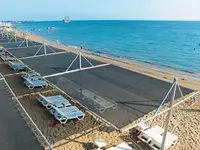 Plaża z leżakami i parasolami w Side Mare Resort & Spa
