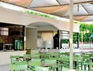 Strefa jadalna z zielonymi krzesłami w Side Mare Resort & Spa