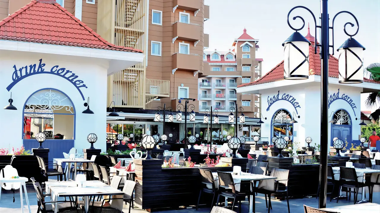 Strefa gastronomiczna i stoliki w Side Mare Resort & Spa