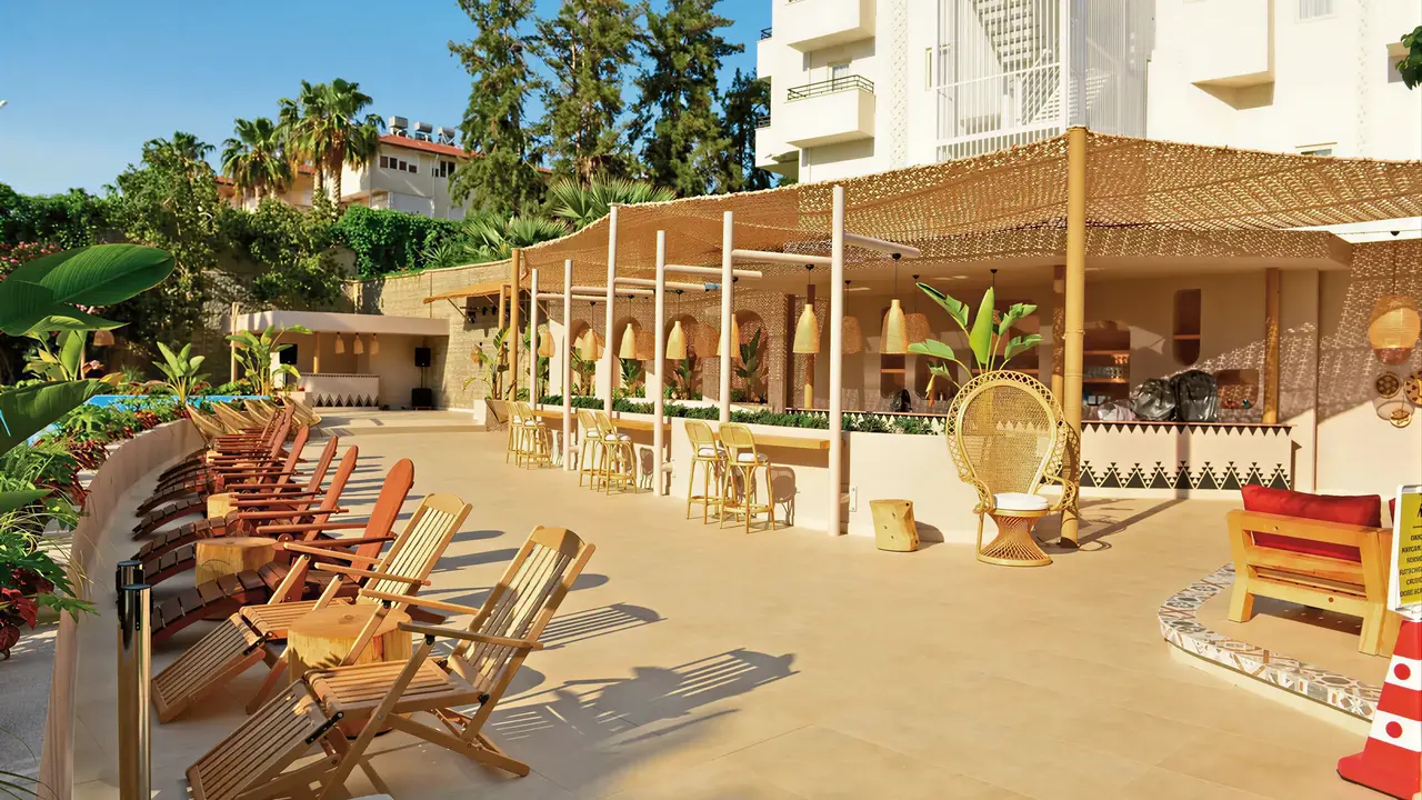 Bar z hokerami i leżakami w Side Mare Resort & Spa