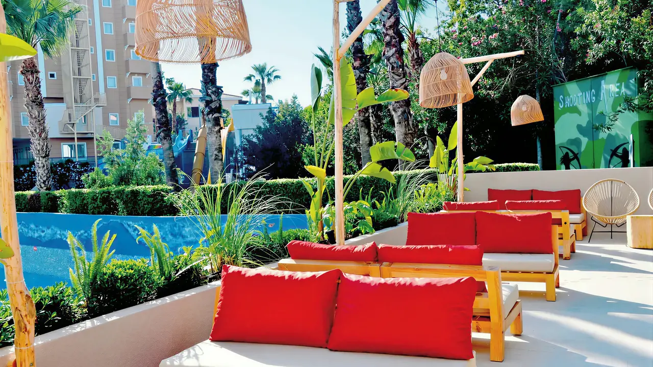 strefa wypoczynku przy basenie w Side Mare Resort & Spa