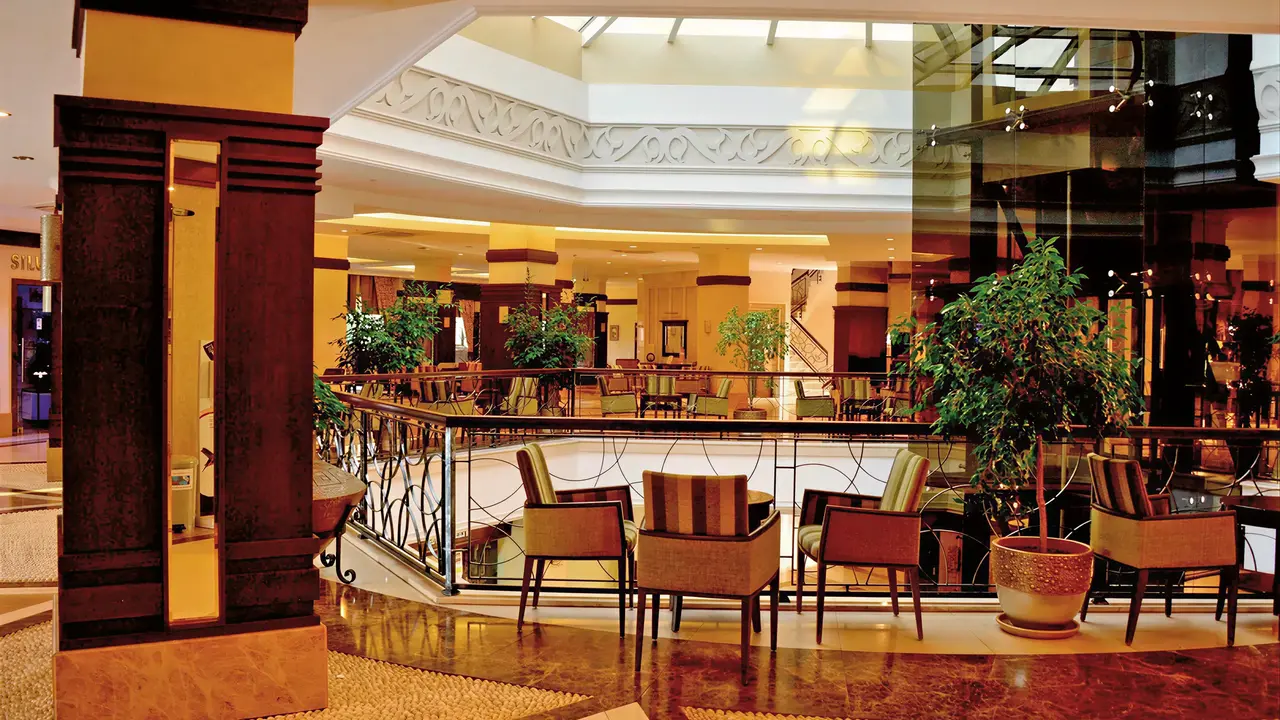 Elegancki hol z wypoczynkiem w Side Mare Resort & Spa