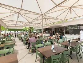 Restauracja w Side Mare Resort & Spa z gośćmi przy stolikach