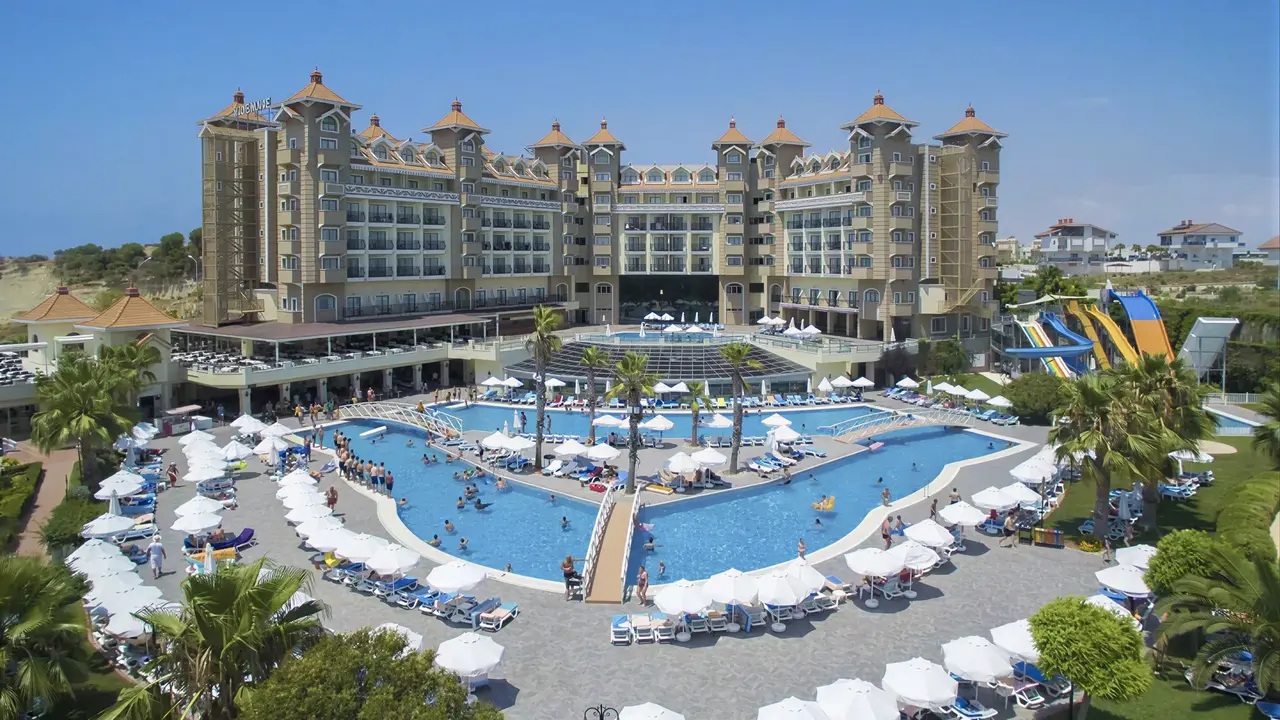 Widok na kompleks i baseny w Side Mare Resort & Spa
