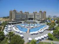 Widok na kompleks i baseny w Side Mare Resort & Spa
