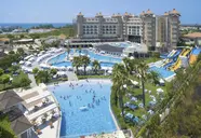 Widok na kompleks basenów i budynki Side Mare Resort & Spa