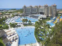 Widok na kompleks basenów i budynki Side Mare Resort & Spa