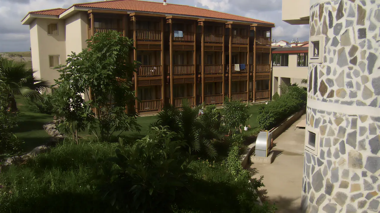 Budynki hotelowe i zieleń w Side Mare Resort & Spa