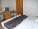 Pokój z łóżkiem i telewizorem w Side Mare Resort & Spa