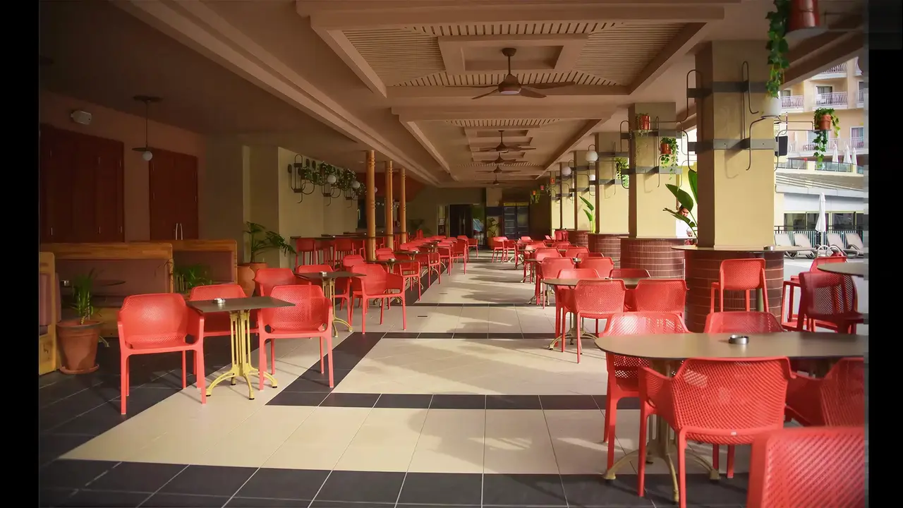 Restauracja w Side Mare Resort & Spa z czerwonymi krzesłami