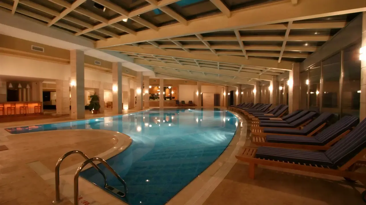 Kryty basen z leżakami w Side Mare Resort & Spa
